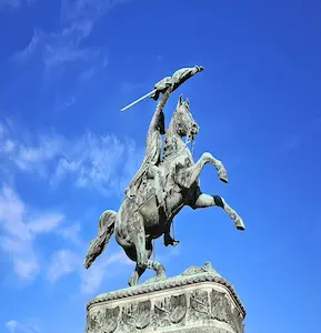 old-horse-statue